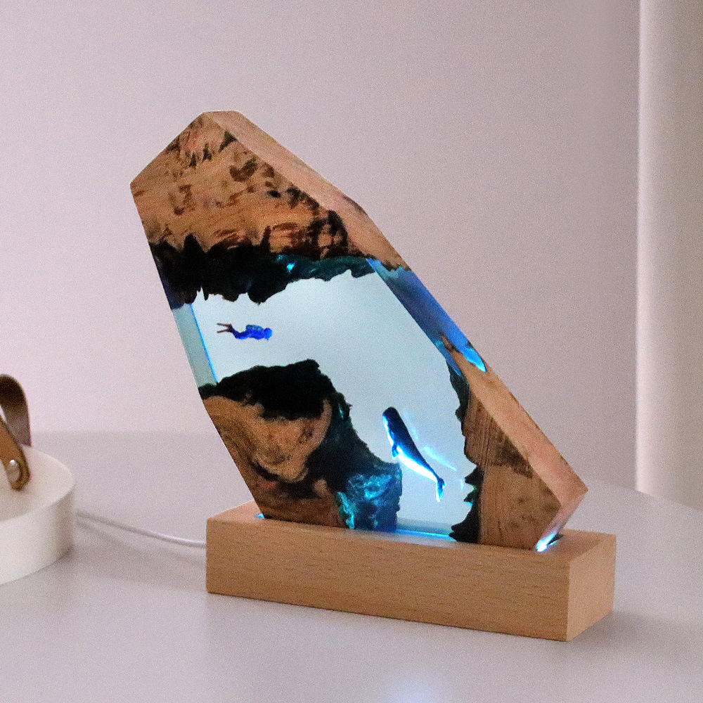 Resin Art Anniversary Gift - ของตกแต่งบ้านรูปนักดำน้ำในถ้ำใต้น้ำ ทำจากไม้เนื้อแข็งและเรซิ่น เรืองแสง งานศิลปะทางทะเล ของขวัญวันเกิด